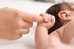 Θεσσαλονίκη: Στη φυλακή τρία άτομα που πήγαν να πουλήσουν βρέφος για 5.000 ευρώ - Ανάμεσά τους και η βιολογική μητέρα - εικόνα 2