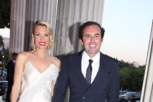 Μαριέττα Χρουσαλά - Λέων Πατίτσας: Εξόρμηση για ψώνια στη Μύκονο - Το αέρινο look της Χρουσαλά που συνδύασε με τσάντα Jacquemus - εικόνα 5