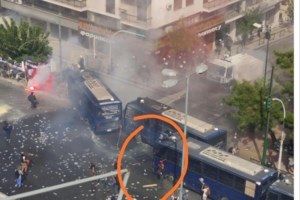 Επεισόδια και συμπλοκές έξω από το Υπ.Προστασίας του Πολίτη [Εικόνες - Βίντεο] - εικόνα 9