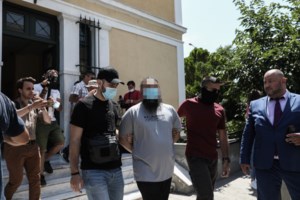 Ιερέας με βιτριόλι: Απολογείται ξανά μετά την αναβάθμιση της κατηγορίας - Τα στοιχεία που τον "καίνε"