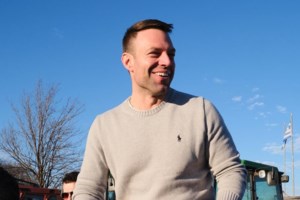 "Eλληνική Λύση": Ο Μητσοτάκης επαίρεται για τα 4 δισ. δανεικά – Ο Κασσελάκης ανέβηκε σε τρακτέρ για τις φωτογραφίες