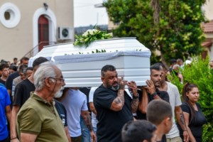 Σοκ στα Κύθηρα με νεκρή γυναίκα - Ηταν γυμνή και καμμένη στη μέση του δρόμου