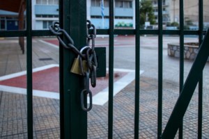 Πλημμύρισε το 3ο Νηπιαγωγείο Καλλιθέας: Οι δασκάλες έβαλαν τα νήπια όρθια στα θρανία [εικόνες] - εικόνα 3