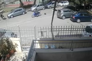 Καρέ-καρέ ληστεία "τσαντάκια": Παρίστανε τον διανομέα και τραβούσε με βία τις τσάντες γυναικών - Βίντεο ντοκουμέντο - εικόνα 2