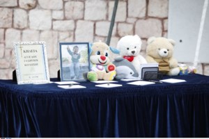 Σπαραγμός στην κηδεία του Άγγελου - Το τελευταίο αντίο στον τρίχρονο: "Συγγνώμη για τον κόσμο μας, παιδί μου"