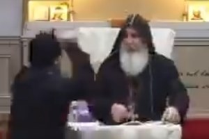 Αντιεμβολιαστής, συνωμοσιολόγος και δημοφιλής: Ποιος είναι ο ιερέας που μαχαίρωσαν ενώ έκανε κήρυγμα στο Σίδνεϊ - εικόνα 2