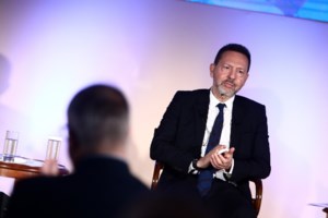 Στουρνάρας: Δεν υπάρχει λεφτόδεντρο - Θα χρεοκοπήσουμε αν αυξήσουμε μισθούς χωρίς αύξηση της παραγωγικότητας