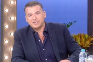 "Δεν θα φύγεις, δεν θα πας πουθενά": Τι αναφέρει ο ένας καταγγέλλων για τον πασίγνωστο τραγουδιστή - εικόνα 3