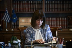 Σακελλαροπούλου σε Βαρθολομαίο: Εκφράζω τη συμπαράστασή μου και την αλληλεγγύη του ελληνικού λαού