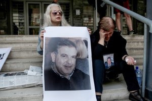 Δίκη για τη δολοφονία Γραικού: Εξαλλος ο γιος του, όρμησε στον κατηγορούμενο - "Θα σε κανονίσω, αφήστε με λίγο μαζί του"