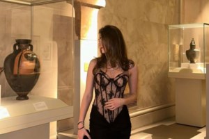 Σοφία Καρβέλα: Το εορταστικό δείπνο στη Νέα Υόρκη, το ντραπέ φόρεμα και ο γοητευτικός μελαχρινός σύντροφός της που είδαμε για πρώτη φορά - εικόνα 8