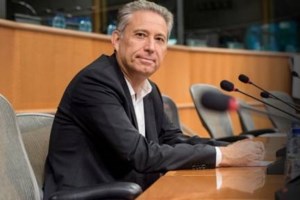 Απίστευτο επεισόδιο με Καμίνη: Επιτήδειοι τηλεφώνησαν σε συνεργάτες του την ώρα που συναντούσε θύματα τηλεφωνικής απάτης [βίντεο]