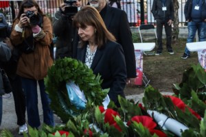 Θεσσαλονίκη: Κατάθεση στεφάνων στο ΑΠΘ για την 49η επέτειο εξέγερσης του Πολυτεχνείου - εικόνα 4