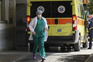 Σοκ στα Καλύβια: Νεκροταφείο παιδιών και βρεφών σε σπίτι ιερέα - "Είναι καμιά 20αριά ταφάκια" [Βίντεο]