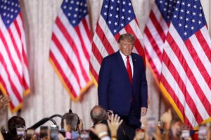 Επίθεση Τραμπ σε Μακρόν: Τον κατηγορεί ότι "γλείφει" τον Κινέζο πρόεδρο Σι Τζινπίνγκ