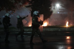 Θεσσαλονίκη: Επίθεση με μολότοφ στο κτίριο της Οικονομικής Αστυνομίας και στην ΟΠΚΕ [Βίντεο]