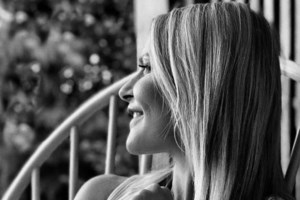 Τζένη Μπαλατσινού: Η νέα φωτογραφία στο σαλόνι της - Με πολύχρωμο φόρεμα και το laptop αγκαλιά - εικόνα 3