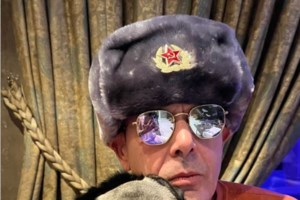 Πάνος Καμμένος: Στο Παρίσι με κόκκινο βελούδινο σακάκι σε διάσημο καμπαρέ της Μονμάρτρης [Εικόνες]