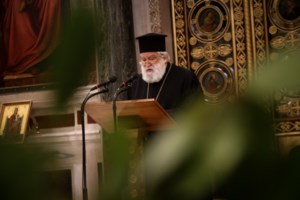 Ο Χαρδαλιάς ζήτησε παρέμβαση Εισαγγελέα για ιερείς που κοινωνούσαν πιστούς σε Κουκάκι και Κέρκυρα