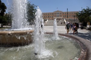 "Ψήνεται" από τον καύσωνα η Αττική - Δεκάδες περιστατικά θερμοπληξίας στα νοσοκομεία - εικόνα 2