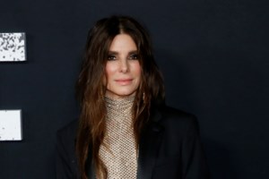 Ιρίνα Σάικ: Φόρεσε το ριγέ κοστούμι με τον πιο σέξι τρόπο - Οι δερμάτινες τιράντες και το κόκκινο κραγιόν - εικόνα 9