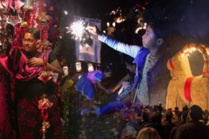 Καζακστάν: Οδηγός... Fast & Furious έκανε ντριφτ για κλάματα και γκρέμισε το χριστουγεννιάτικο δέντρο [βίντεο]