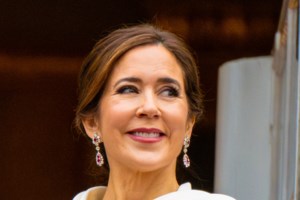 Βασίλισσα Μαίρη της Δανίας: Η εμφάνιση με δυο ιστορικά κοσμήματα που έχουν να φορεθούν πάνω από 140 χρόνια - εικόνα 2