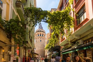 Σοκ στην Κωνσταντινούπολη: 54χρονη Ελληνίδα έπεσε στο κενό από οροφή κτιρίου [σκληρές εικόνες]