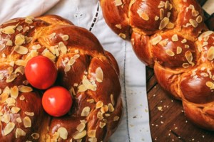 Το απόλυτο επιδόρπιο του Πάσχα: Σοκολατένιο γλυκό ταψιού με τσουρέκι