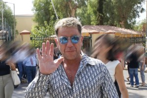 Στράτος Τζώρτζογλου για Γιώργο Μαζωνάκη: "Είναι άδικο για την καλοσύνη της ψυχής του όλο αυτό που έγινε - Εύχομαι να αναστηθεί"