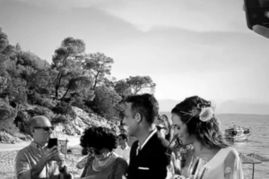 Ζέτα Μακρυπούλια: Η δροσερή εμφάνιση με μαύρο φόρεμα και εσπαντρίγιες στο Άλσος - εικόνα 6