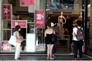 Ξεκινούν οι θερινές εκπτώσεις - Ποια Κυριακή μπορούν να είναι ανοιχτά τα καταστήματα