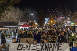 Δάκρυσε η Καλαμπάκα για τις δίδυμες και την ξαδέρφη τους - Μεγάλη συγκέντρωση στη μνήμη των κοριτσιών που χάθηκαν στα Τέμπη