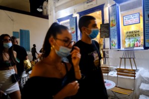 "Μίνι" lockdown και στη Λέσβο - Κλείνουν τα μαγαζιά τα μεσάνυχτα, πλαφόν 50 ατόμων στις εκδηλώσεις - εικόνα 3