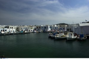 "Κίνημα" στην Πάρο εναντίον της κατάληψης των παραλιών από ομπρελοκαθίσματα- "Η κατάσταση είναι φρικτή"