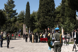 Μεσολόγγι: Η Γιάννα Αγγελοπούλου με χρυσοκέντητο γιλέκο και ζώνη, στον εορτασμό της 195ης επετείου από την ηρωϊκή έξοδο