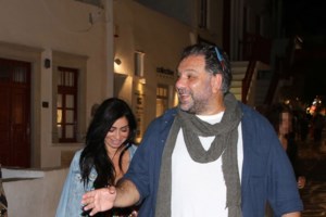 Χειροπέδες στον Ανδρέα Μικρούτσικο και στη σύντροφό του - Τα εντάλματα σε βάρος τους και ο τυχαίος έλεγχος της ΔΙΑΣ