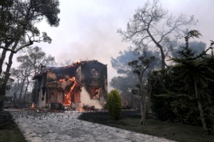 Διακοπές ρεύματος σε πολλές περιοχές της Αττικής λόγω της φωτιάς - Προβλήματα σε Κω και Κάλυμνο