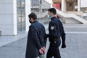 Δίκη προπονητή ιστιοπλοΐας: Ξέσπασε σε κλάματα η 21χρονη αθλήτρια μετά τη δίωρη επανεξέτασή της κεκλεισμένων των θυρών - εικόνα 2