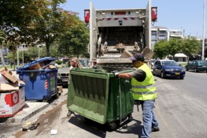 Κρήτη: Εργαζόμενοι στην καθαριότητα έπαθαν αναπνευστική δηλητηρίαση από άδειασμα κάδου - Μεταφέρθηκαν στο νοσοκομείο - εικόνα 2