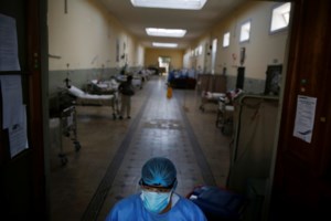 Πολ Γκασκόιν: Ο τελευταίος άνθρωπος στη Βρετανία που κάνει...χειραψίες!