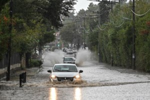 Κακοκαιρία Elias: Πλημμύρισε η λεωφόρος Δροσιάς - Σταμάτας [εικόνες]