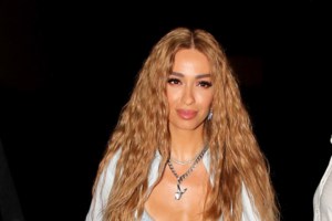 Ελένη Φουρέιρα: Ποζάρει μαζί με τις όμορφες αδελφές της - Με τα μαγιό τους και χωρίς μακιγιάζ [Εικόνες]