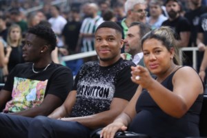 Ο Γιάννης Αντετοκούνμπο γύρισε στα παλιά: "Μια μπάλα, μια μπασκέτα και λίγο ήλιος"- Δίδαξε τα παιδιά της ακαδημίας του