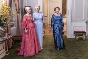 Royals με απόλυτη μονοχρωμία: Η Ματθίλδη του Βελγίου στα βήματα της Άννας Μαρίας - Η λεπτομέρεια που "αντέγραψε" - εικόνα 10