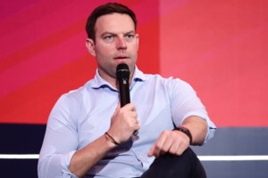 Στο ΟΑΚΑ μαζί με τον Τάιλερ ο Στέφανος Κασσελάκης - Φορώντας φανέλα του ΟΦΗ [βίντεο]