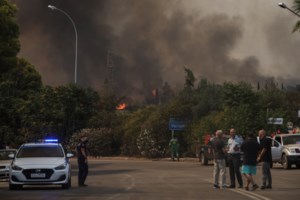 Φωτιά στη Βαρυμπόμπη: Κάηκαν σπίτια, κινδύνευσαν άνθρωποι - Σκληρή μάχη τη νύχτα σε 3 πύρινα μέτωπα - εικόνα 6