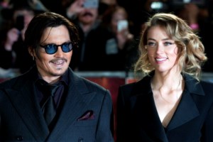 Τζόνι Ντεπ: Με κακοποίησε με μπουκάλια, λέει η Άμπερ Χερντ για τον πρώην άντρα της