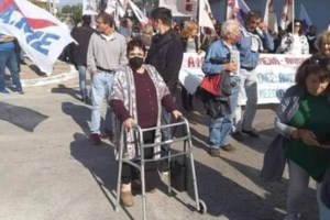 Αλέξης Τσίπρας και Σπύρος Μπιμπίλας αγκαλιά στην απεργιακή συγκέντρωση [εικόνα]