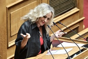 Ευθεία επίθεση Κωνσταντοπούλου στον Μητσοτάκη σε άδεια Βουλή: "Προσωπική εμπλοκή του στο έγκλημα των Τεμπών"